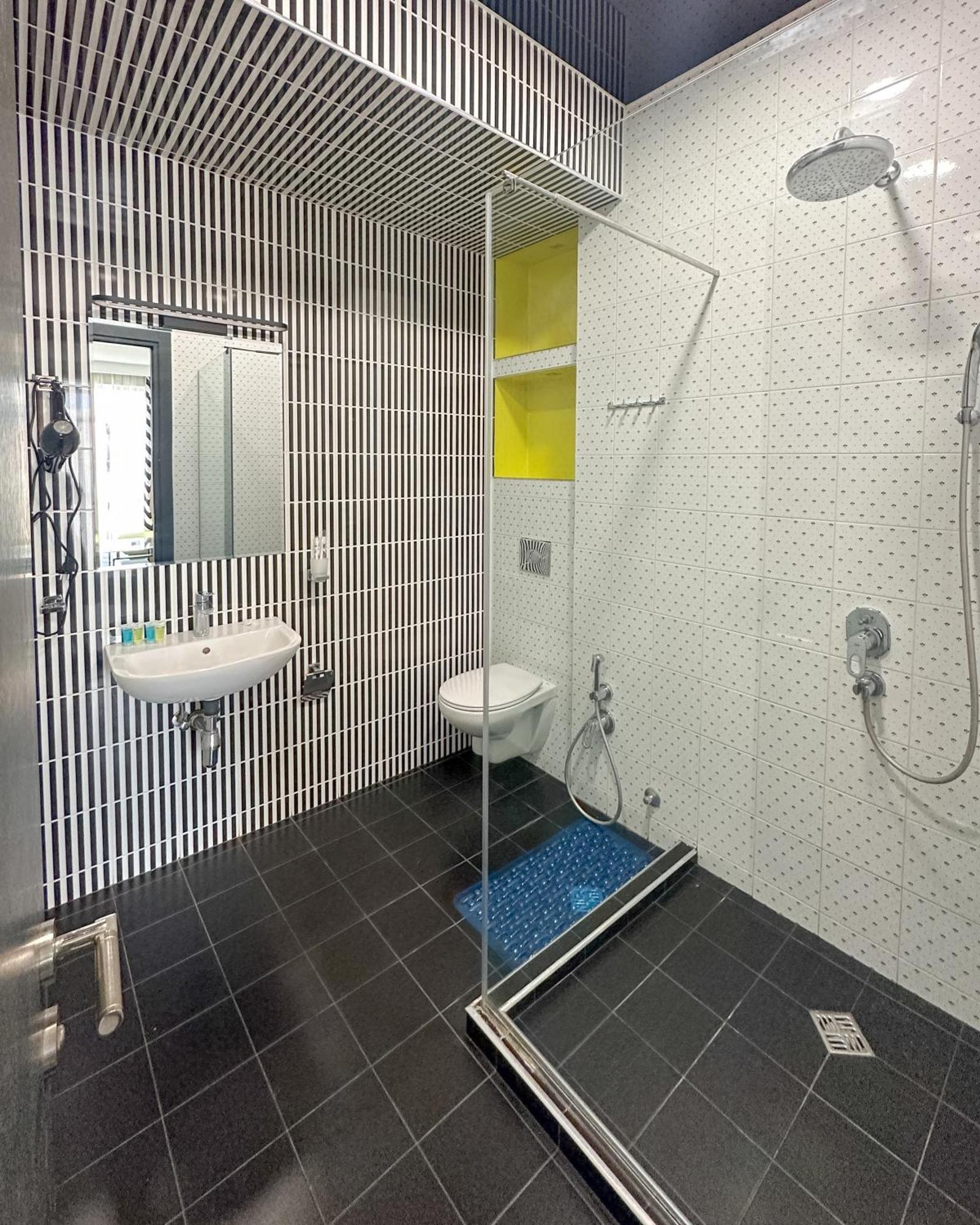 Apartments With View Тбилиси Екстериор снимка