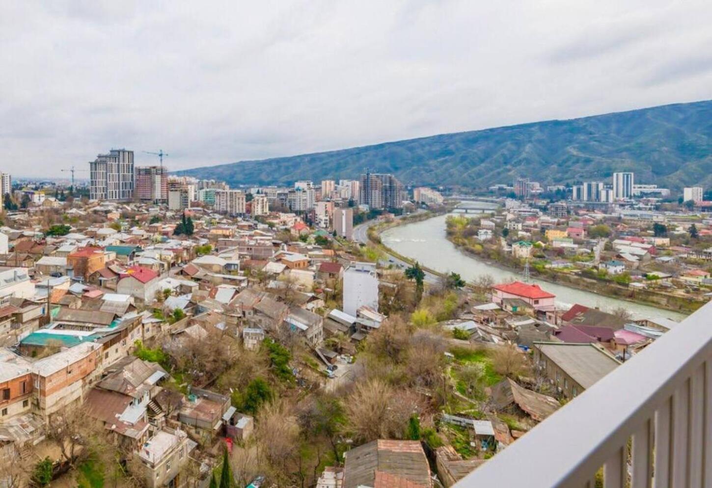 Apartments With View Тбилиси Екстериор снимка